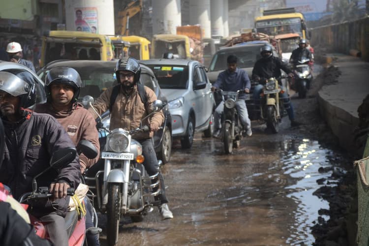 Ranchi News: ट्रैफिक जाम से कराह रहा रातू रोड, 100 मीटर की दूरी तय करने में लगते हैं 20 मिनट से अधिक समय
