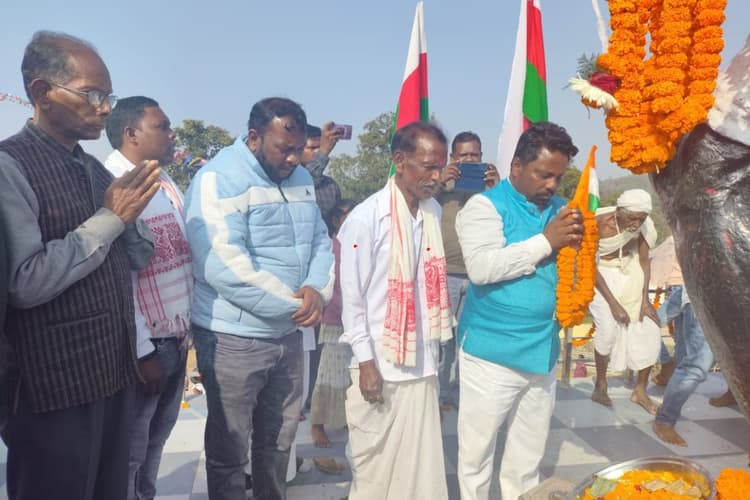 डोंबारी बुरू में शहीद में हुए लोगों को अर्जुन मुंडा समेत इन नेताओं ने दी श्रद्धांजलि
