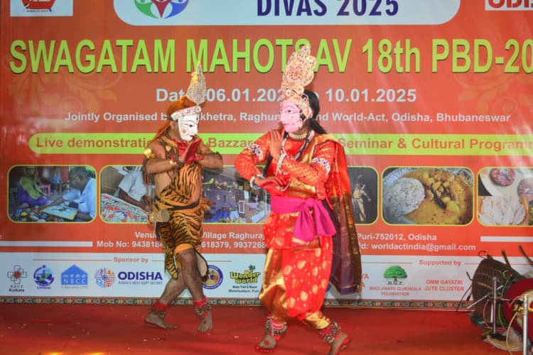 प्रवासी भारतीय दिवस पर ओडिशा में सरायकेला के छऊ कलाकारों ने बांधा समां, इन्हें किया गया सम्मानित