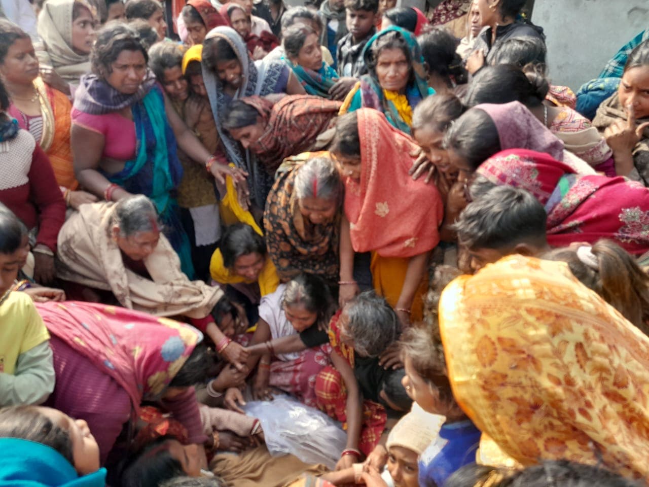 बिहार के नवगछिया में अपराधियों ने घर में घुसकर की फायरिंग, एक व्यक्ति की मौत, एक महिला जख्मी