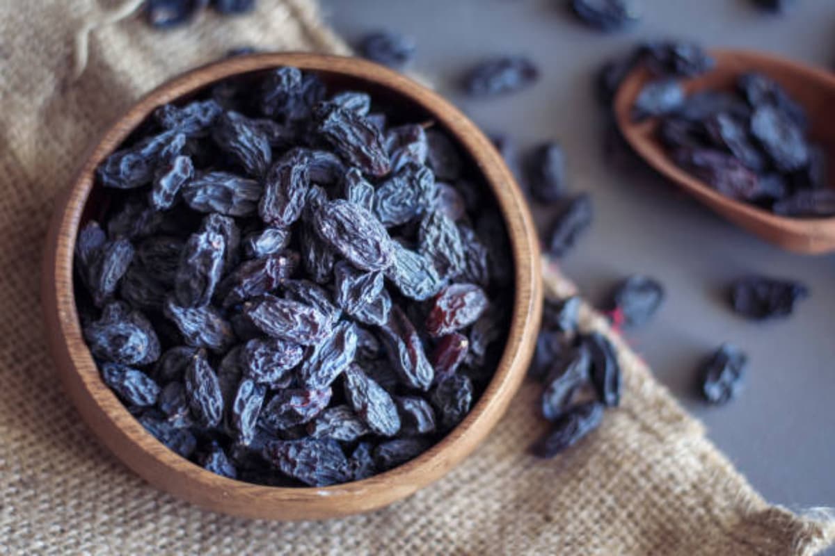 Black Raisins Benefits: क्या होता है जब आप हर सुबह करते हैं काली किशमिश का सेवन? जानें चौंकाने वाले फायदे