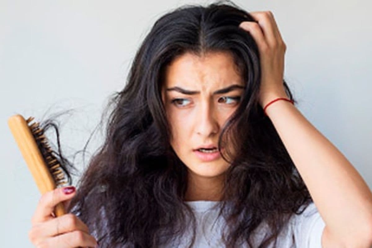 Hair Care Tips: झड़ते बालों के लिए रामबाण उपाय है नारियल का तेल, इन चीजों को मिलाकर करें इस्तेमाल