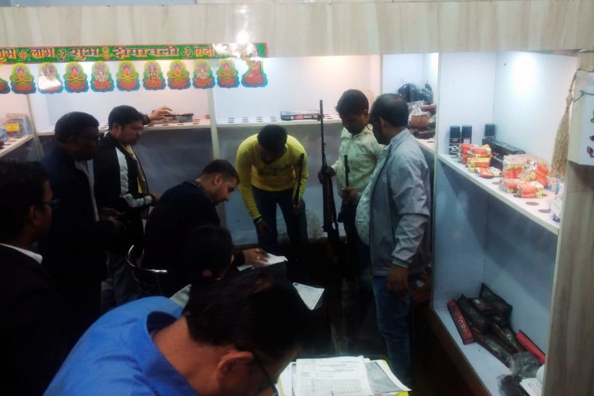 Crime News: जमशेदपुर में बिना लाइसेंस चल रही थी बंदूक मरम्मती और एयर गन की दुकान