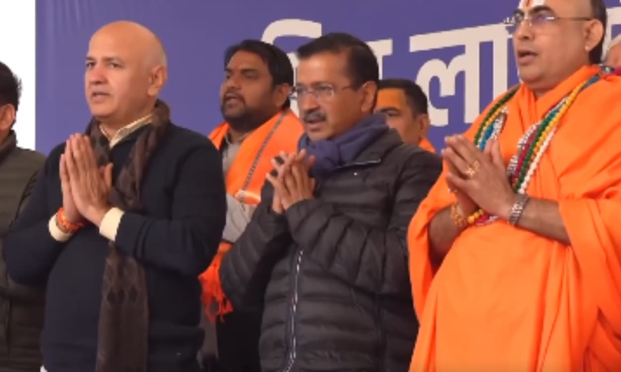 BJP को लगा बड़ा झटका, मंदिर प्रकोष्ठ के 100 से अधिक कार्यकर्ता AAP में शामिल