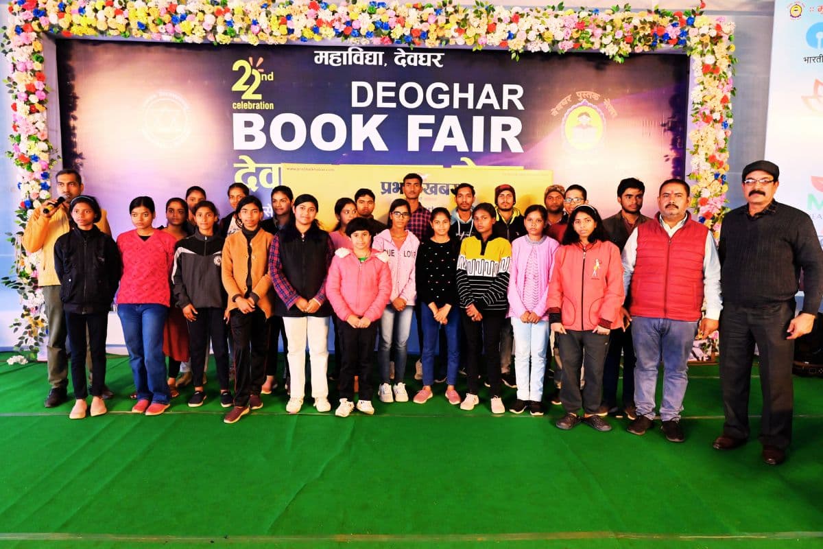 किताबों को कभी न छोड़ें, इंटरनेट का उपयोग रेफरेंस की तरह करें, डिबेट में बोले बच्चे