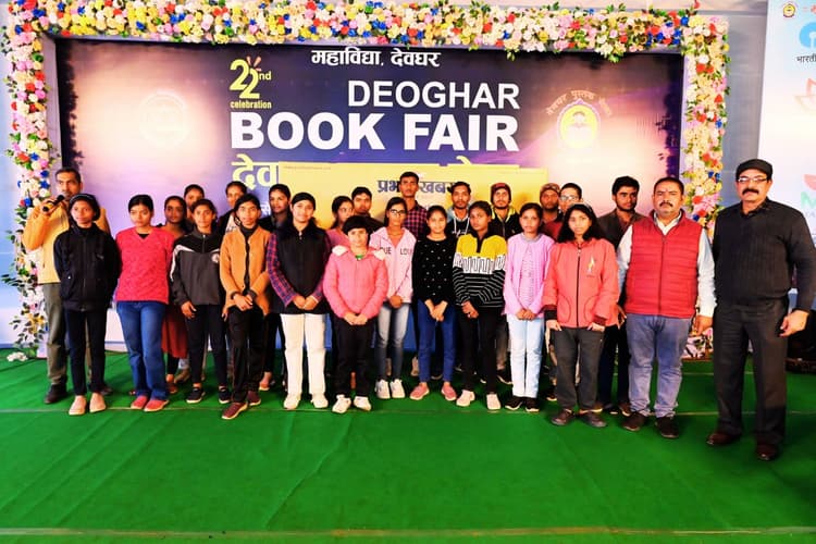 किताबों को कभी न छोड़ें, इंटरनेट का उपयोग रेफरेंस की तरह करें, डिबेट में बोले बच्चे