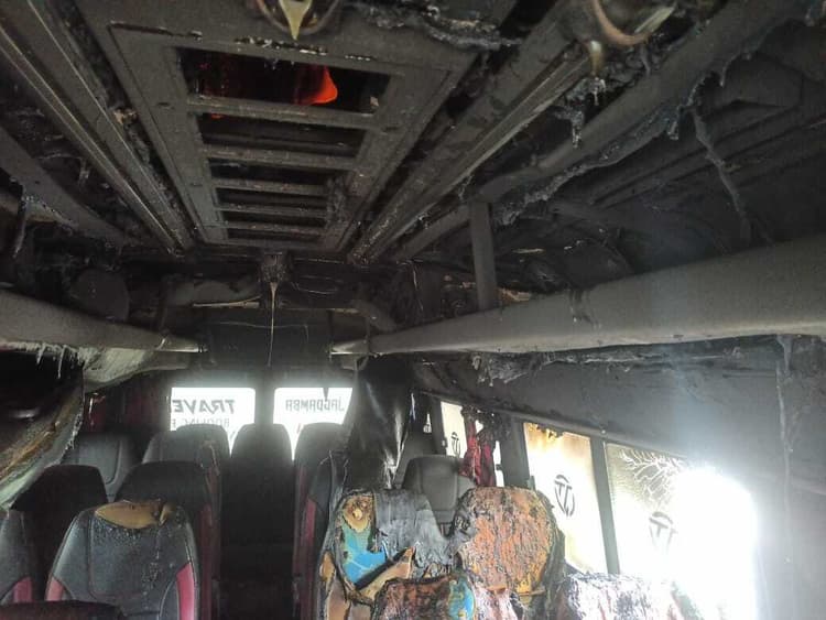 घर के सामने खड़ी बस में जलकर राख