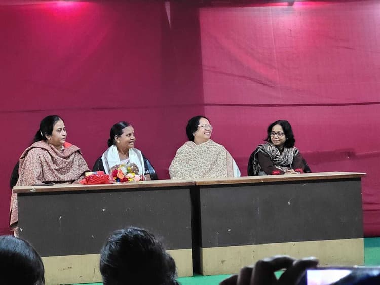 Jamshedpur news.ग्रेजुएट कॉलेज में चतुर्थवर्गीय कर्मी को दी गयी विदाई