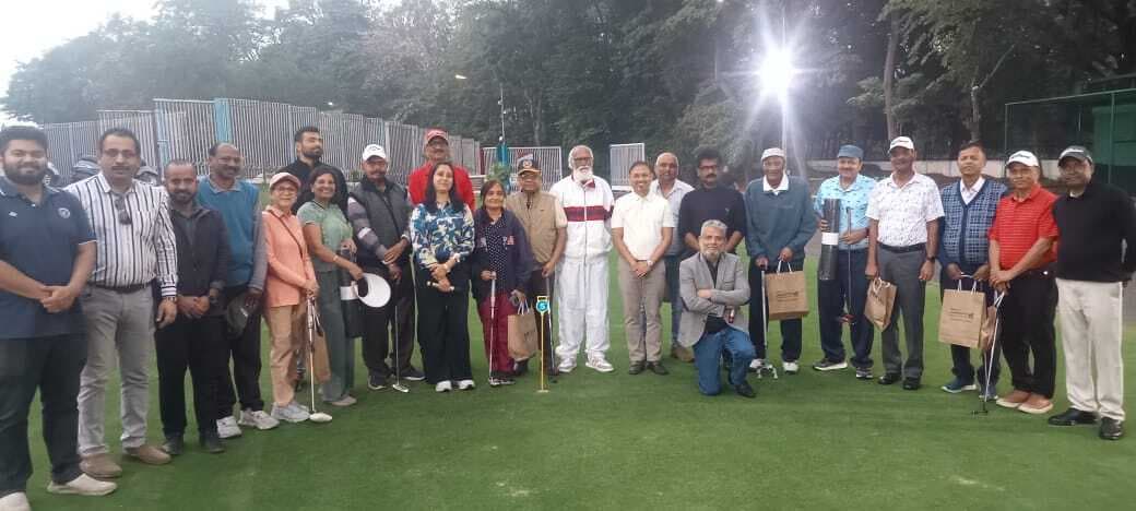 वरिष्ठ नागरिकों ने गोल्फ में आजमाए हाथ
