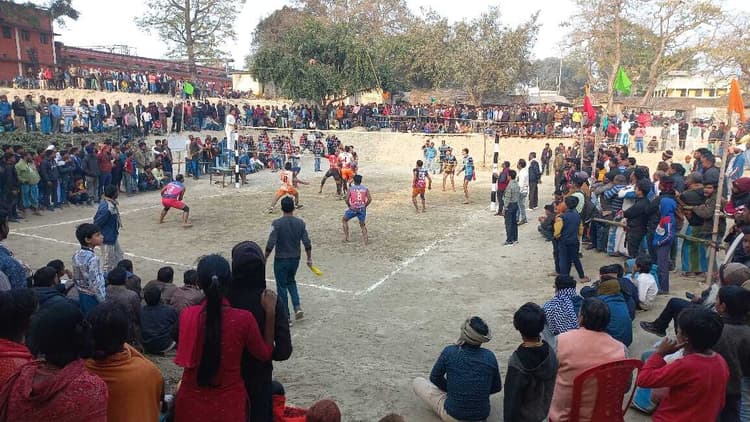 तीर्थानंद झा मेमोरियल इंटर डिस्ट्रीक्ट वॉलीबॉल चैंपियनशिप का मकनपुर भागलपुर बना विजेता