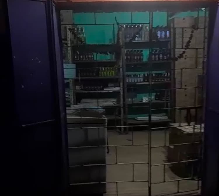 Chaibasa News : गार्ड को बंधक बना दुकान से 5.60 लाख की शराब लूटी