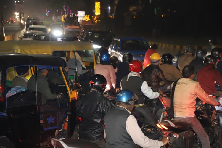 Jamshedpur News : जुबली पार्क गेट रहा बंद, बाग ए जमशेद से कीनन स्टेडियम तक रेंगती रही गाड़ियां, एंबुलेंस भी फंसी