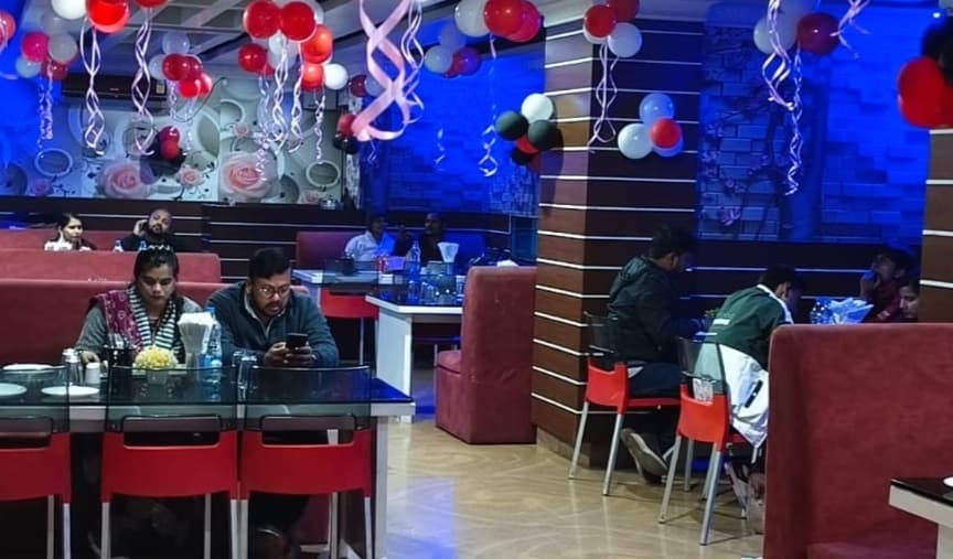 खुशी के पल में लोगों ने विभिन्न व्यंजनों का रेस्तरां में चखा स्वाद