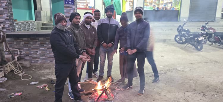 कड़ाके की ठंड ने लोगों को घर में दुबकने को किया मजबूर