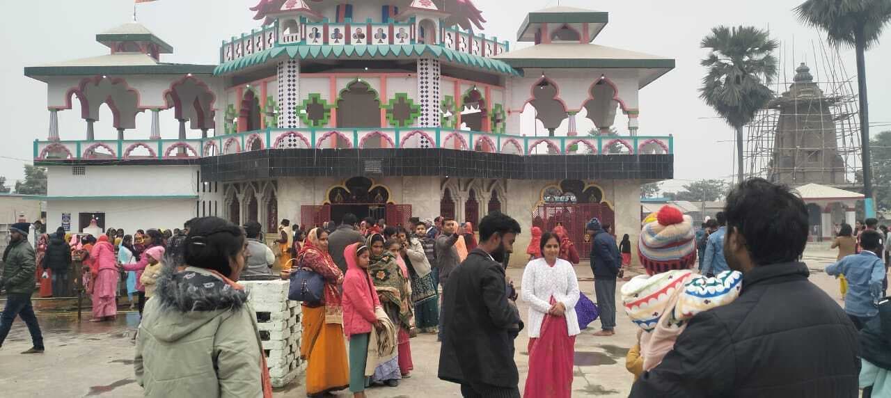 नयानगर मां भगवती मंदिर में पूजा-अर्चना करने के लिए उमड़ी भीड़