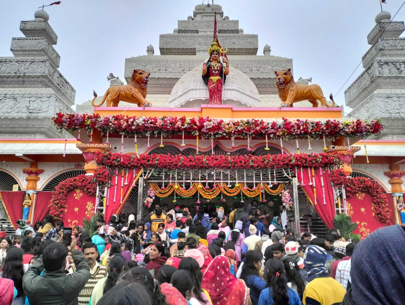 बड़ी दुर्गा मंदिर व काली मंदिर में पूजा कर की नये साल की शुरूआत