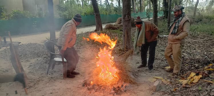 ठंड के मौसम की पहली शीतलहर से घरों में कैद रहे लोग