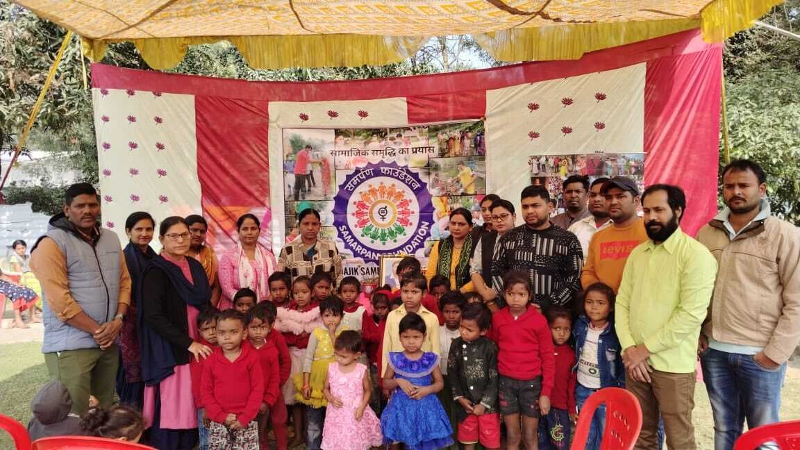 Jamshedpur News : समर्पण संस्था ने बच्चों के बीच पाठ्य सामग्री का किया वितरण