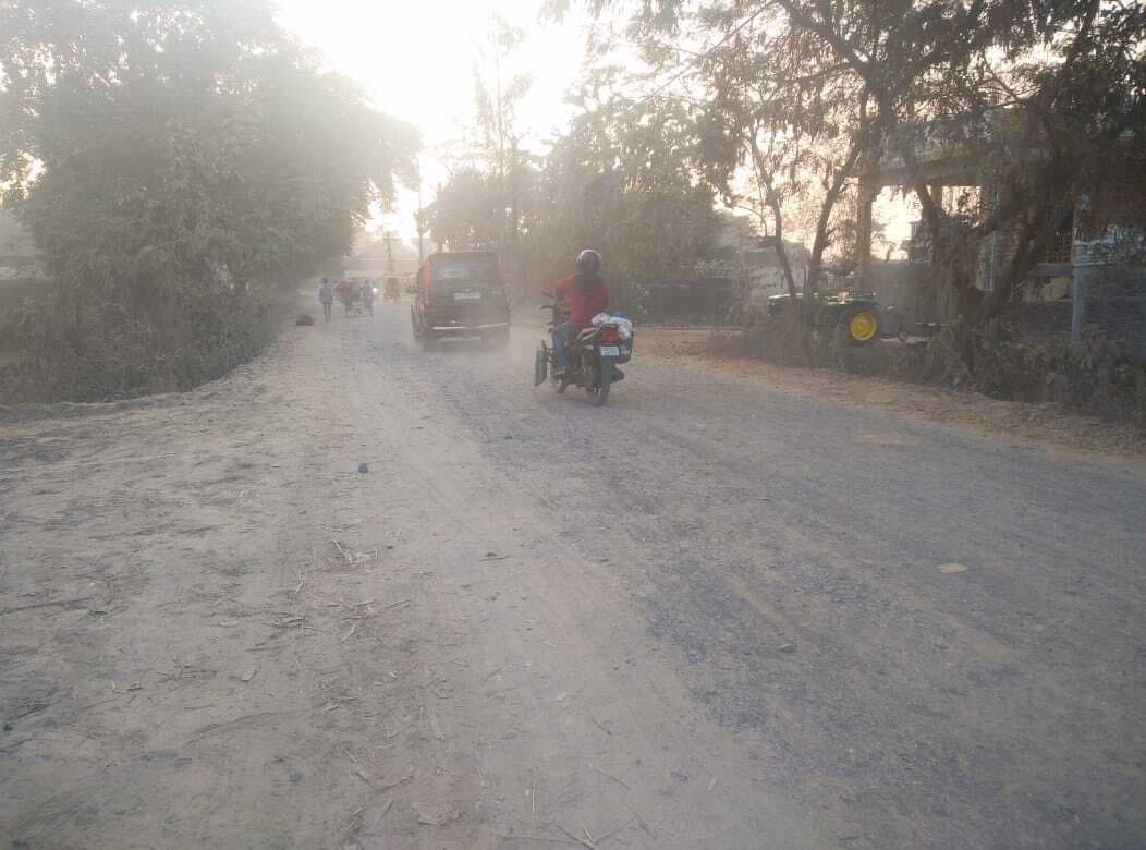 संवेदक की लापरवाही, धूल-कण से हो रही आमजनों को परेशानी