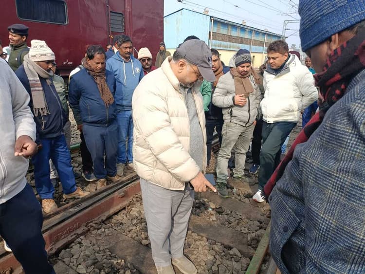 बुधवार मध्य रात्रि सहरसा यार्ड में गरीब रथ एक्सप्रेस बेपटरी, वैशाली व पुरबिया एक्सप्रेस फंसी