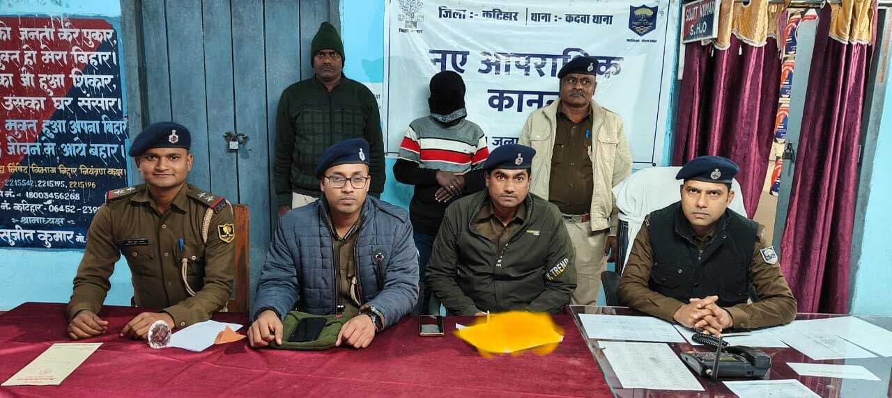 छापेमारी कर एक अपराधी को कट्टा के साथ गिरफ्तार किया