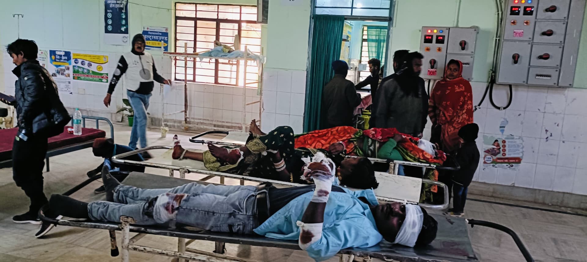 पबिया में ऑटो पलटने से एक ही परिवार के पांच लोग घायल