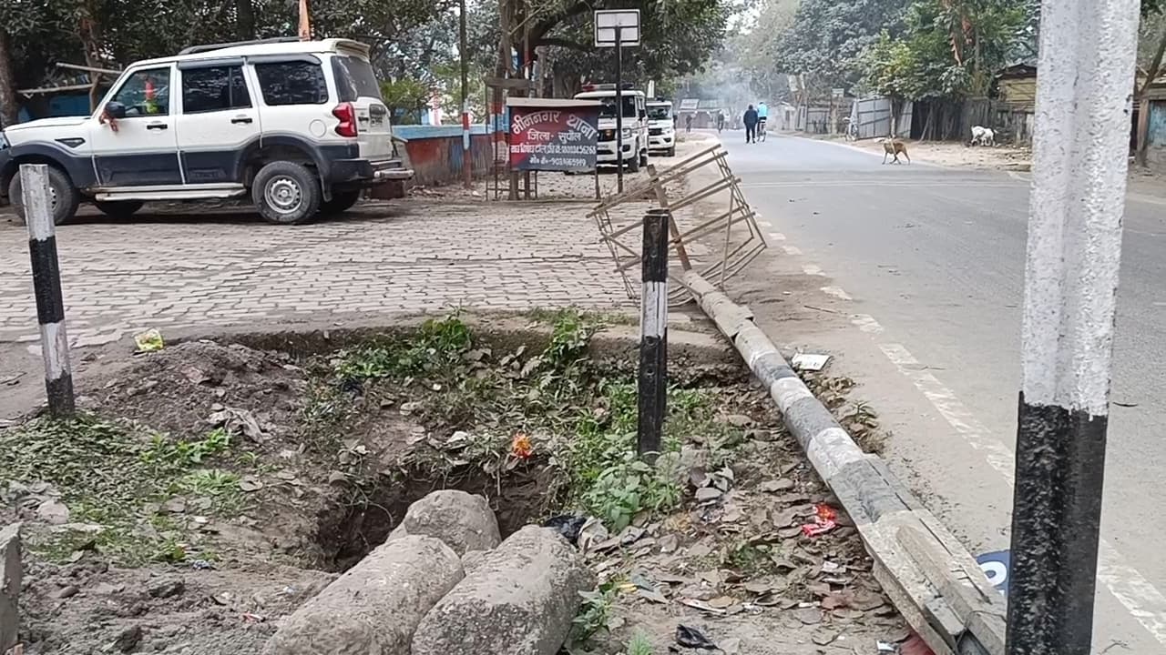 स्कॉर्पियो की ठोकर से टूटा कस्टम का बैरियर, जुर्माने देकर छूटा