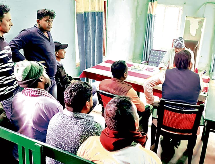 विद्यालय में अतिरिक्त फीस लेने का आरोप, पूर्व छात्रों ने सौंपा ज्ञापन