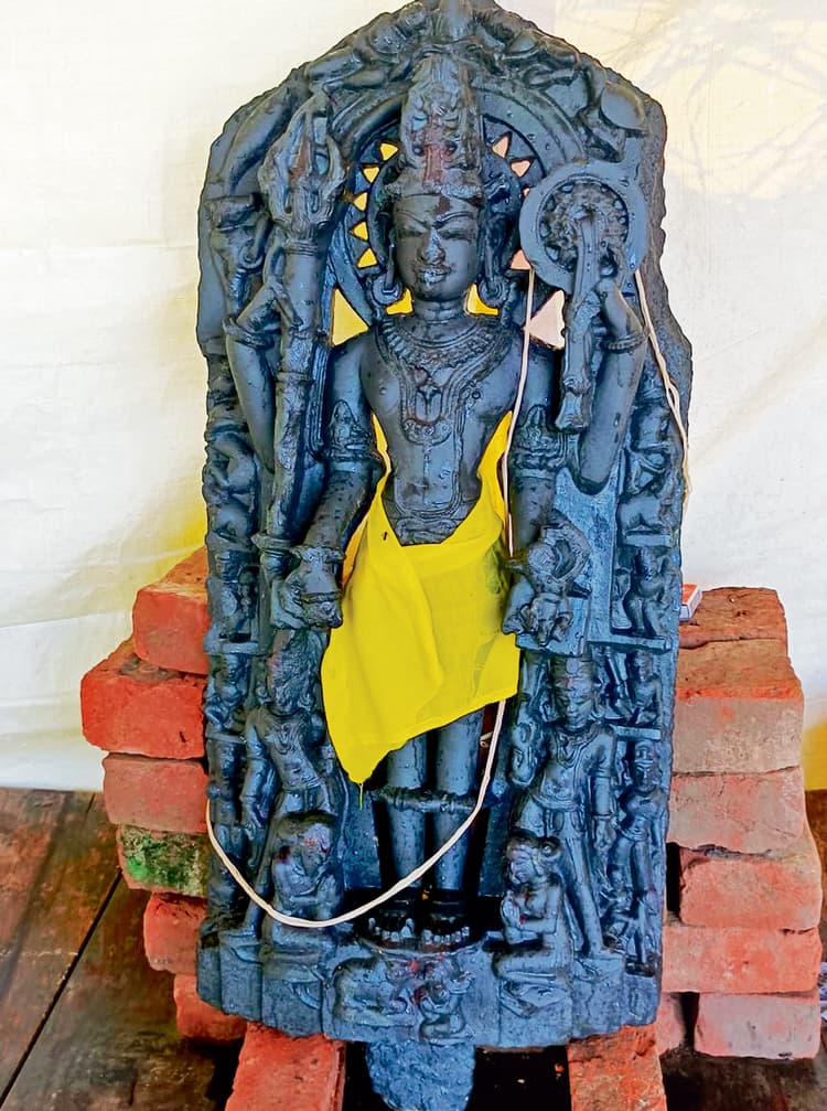 Siwan News : काले पत्थर से बनी विष्णु भगवान की मूर्ति चोरी