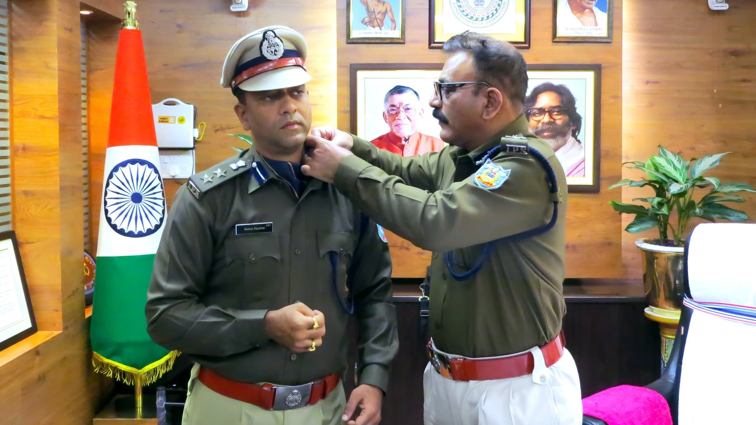 Jamshedpur News : एसएसपी किशोर कौशल और जैप-6 समादेष्टा आनंद प्रकाश को डीजीपी ने लगाया बैच