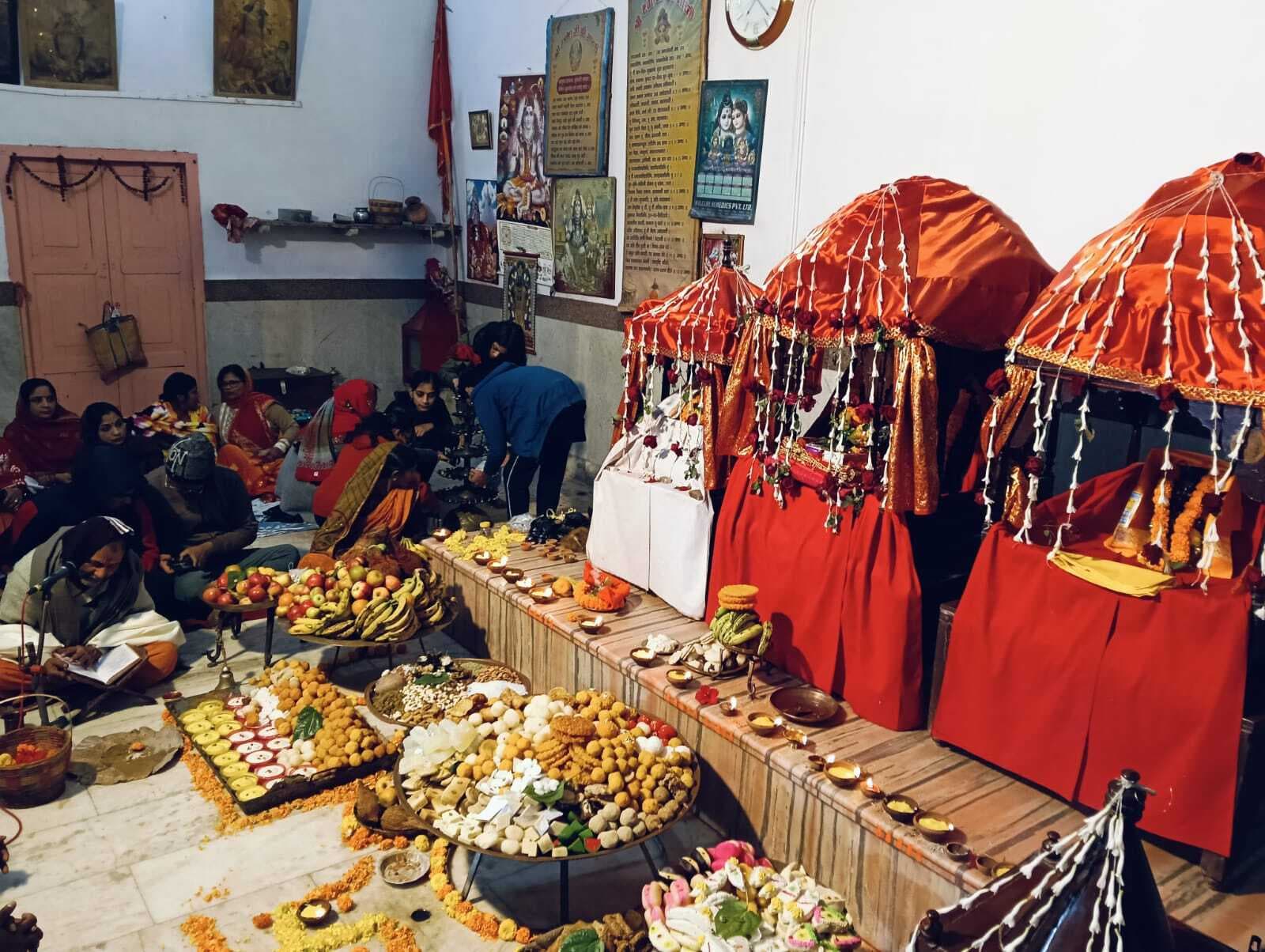 Munger news : मां दुर्गा को लगा छप्पन भोग, भक्ति गीत पर झूमे श्रद्धालु