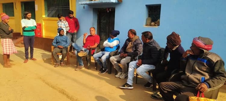 Giridih News: पीड़ित परिवार से मिले पूर्व विधायक, दी सांत्वना