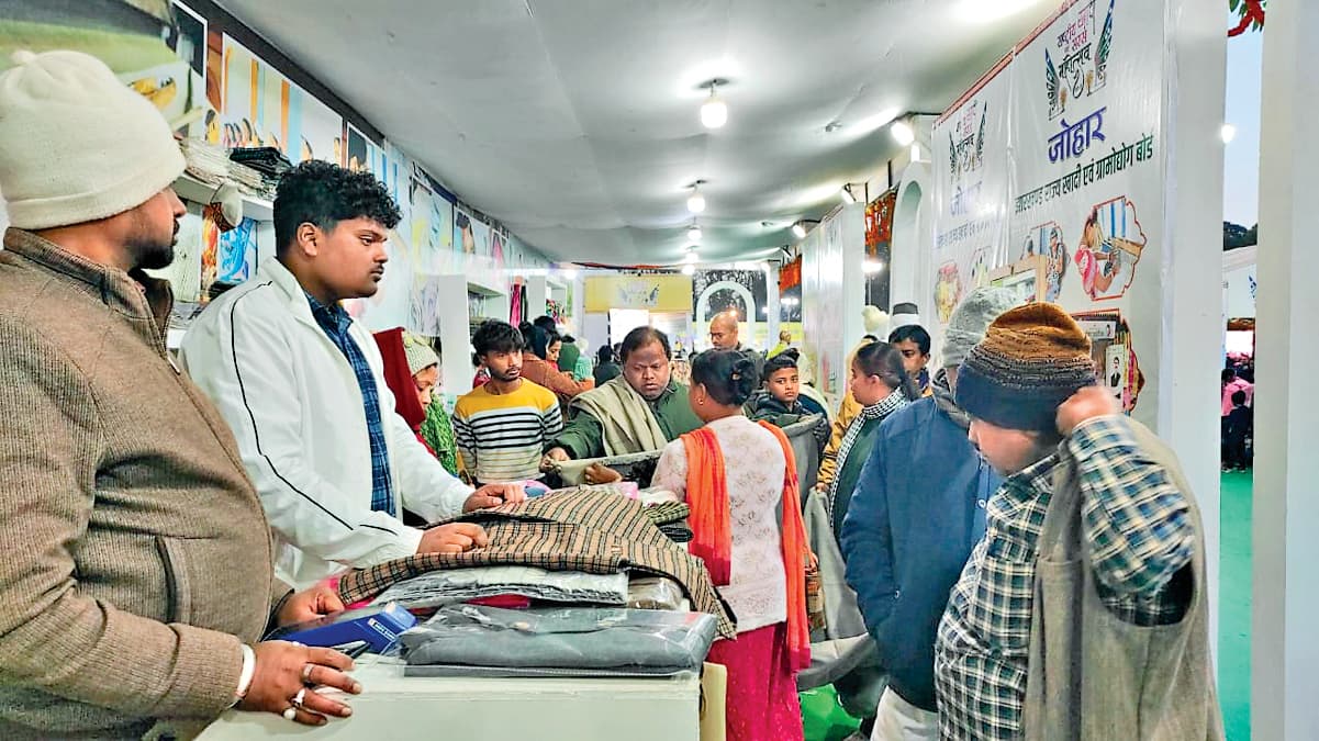 ranchi news : खादी सरस महोत्सव में हर दिन खरीदारी का उल्लास, 14वें दिन 15 हजार टिकट बिके