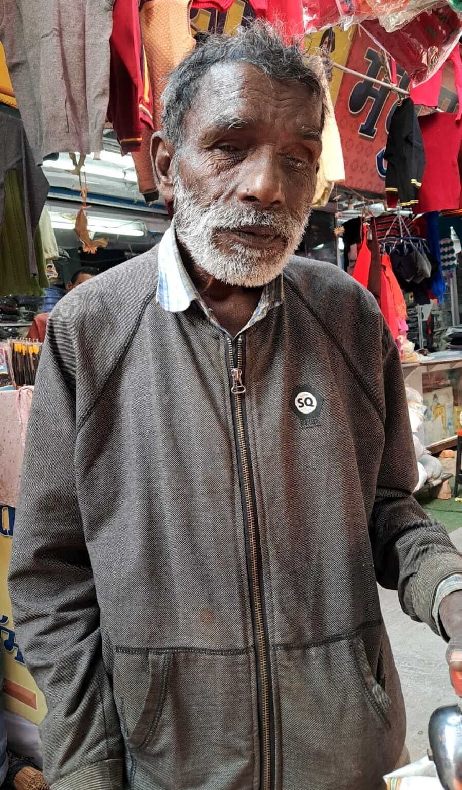 जन्म से नेत्रहीन, पर समय सटीक बताते हैं