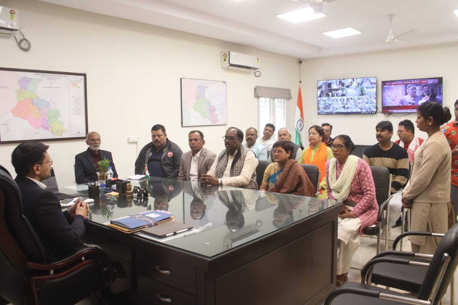 Jamshedpur news. उपायुक्त ने जनता दरबार में सुनीं 70 लोगों की समस्याएं, कई का ऑन द स्पॉट समाधान