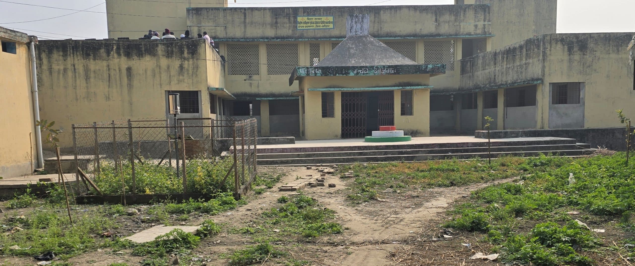 आजमनगर में करोड़ों की लागत से बना पंचायत सरकार भवन में लटका है ताला