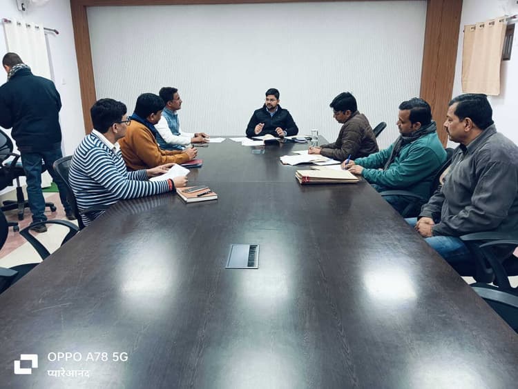 डीएम ने लगातार दूसरे दिन की धान खरीद की समीक्षा