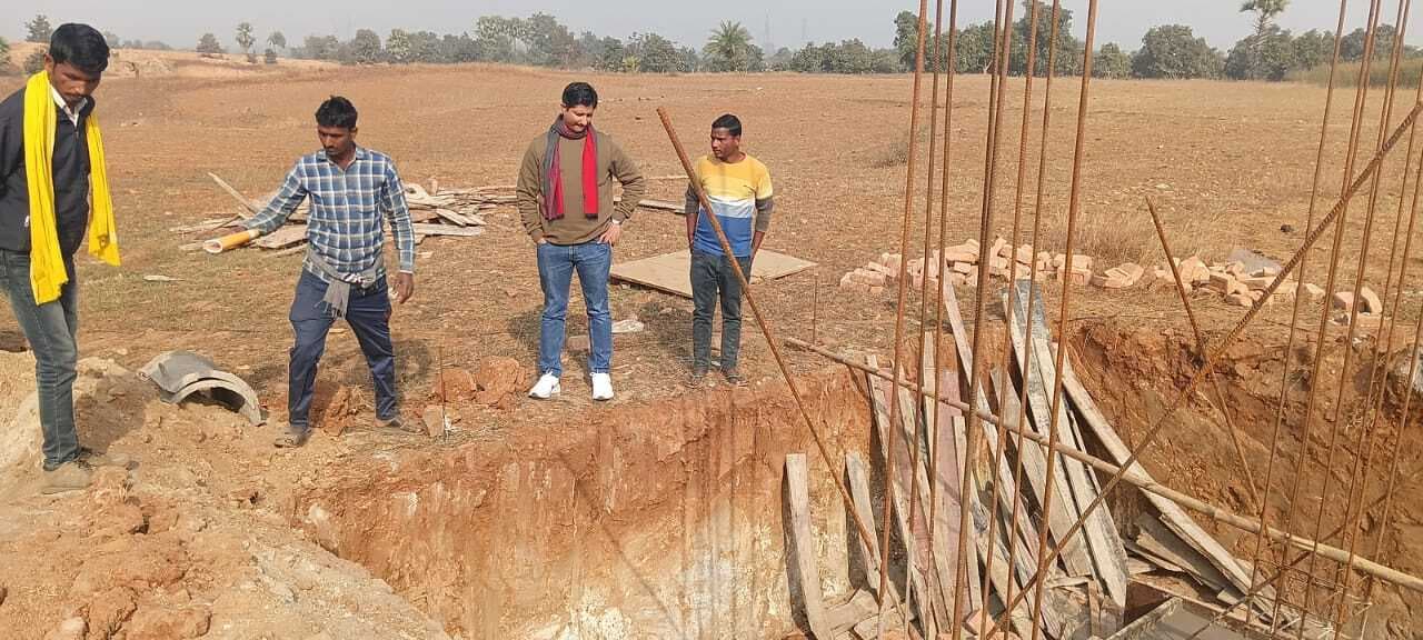 बीपीआरओ ने बड़वासिनी में बन रहे पंचायत सरकार भवन का लिया जायजा