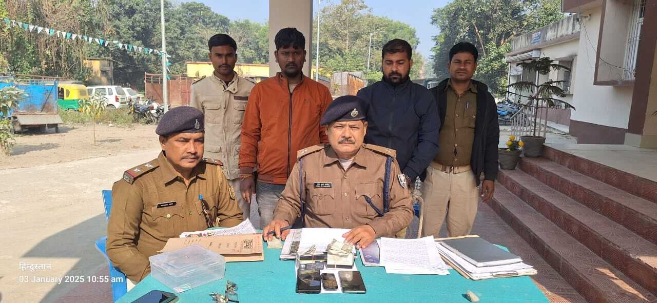 दो साइबर फ्रॉड 101 एटीएम कार्ड के साथ गिरफ्तार