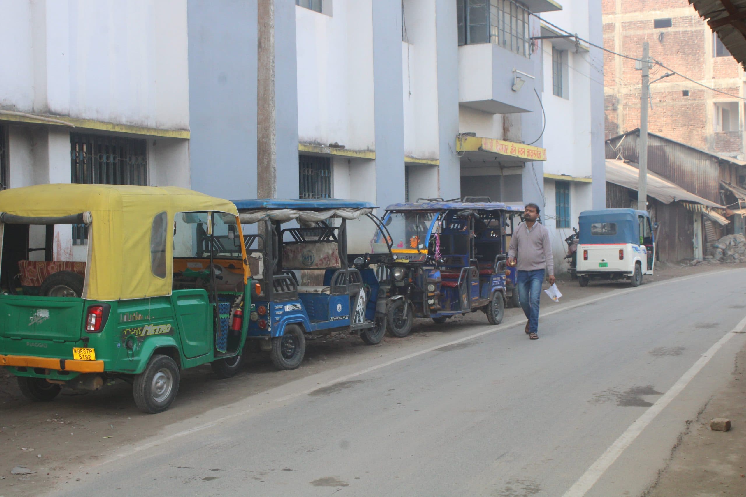 ई-रिक्शा चालक व ऑटो की मनमानी से आमजन परेशान