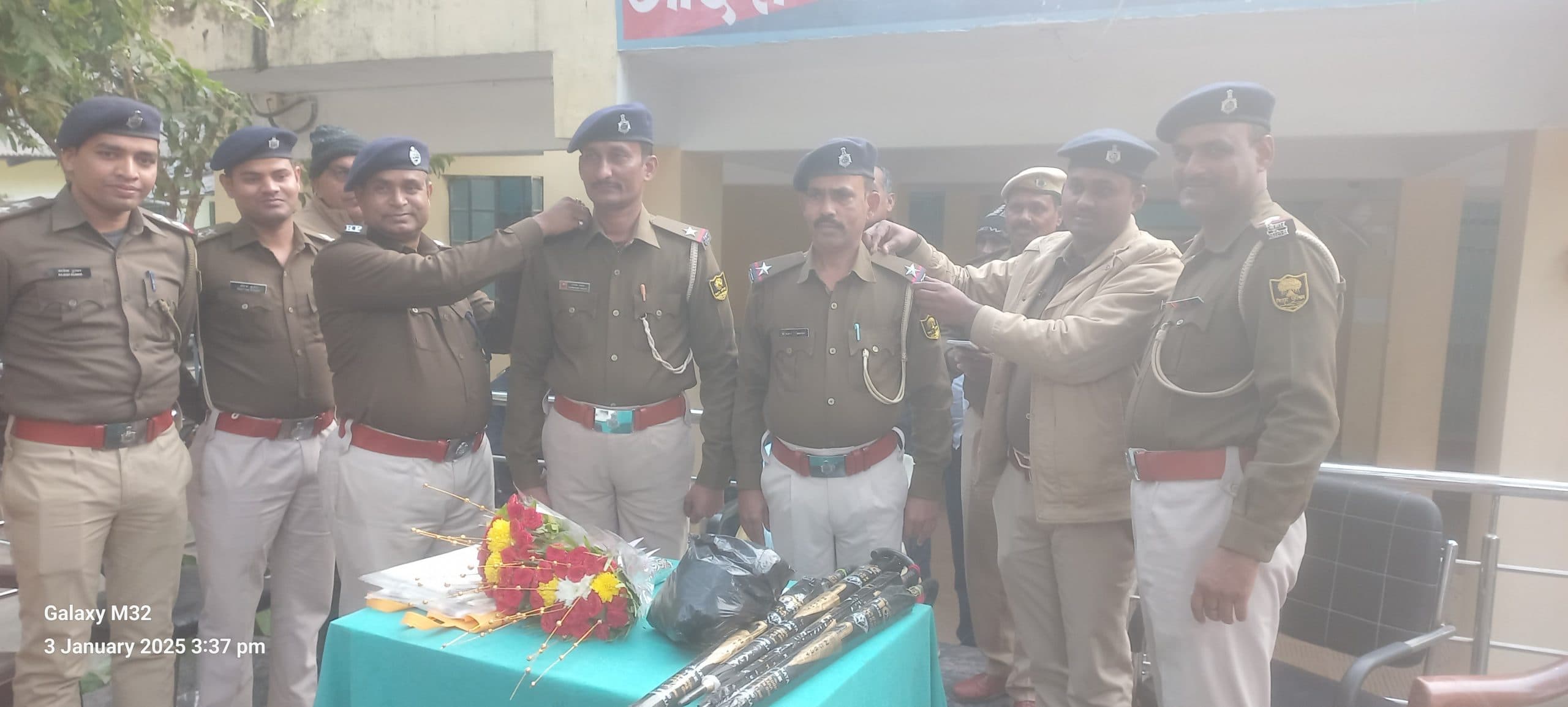 थाना के दो पीटीसी की पदोन्नति पर थानाध्यक्ष ने लगाया स्टार