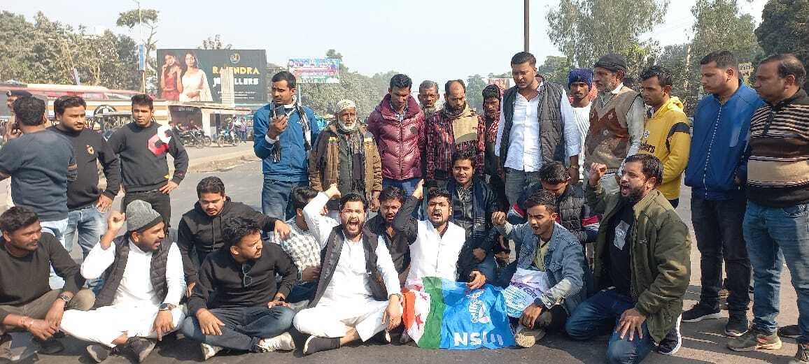 सांसद पप्पू यादव के समर्थकों ने बीपीएससी पेपर लीक मामले में छात्रों के समर्थन में एनएच 27 को किया जाम