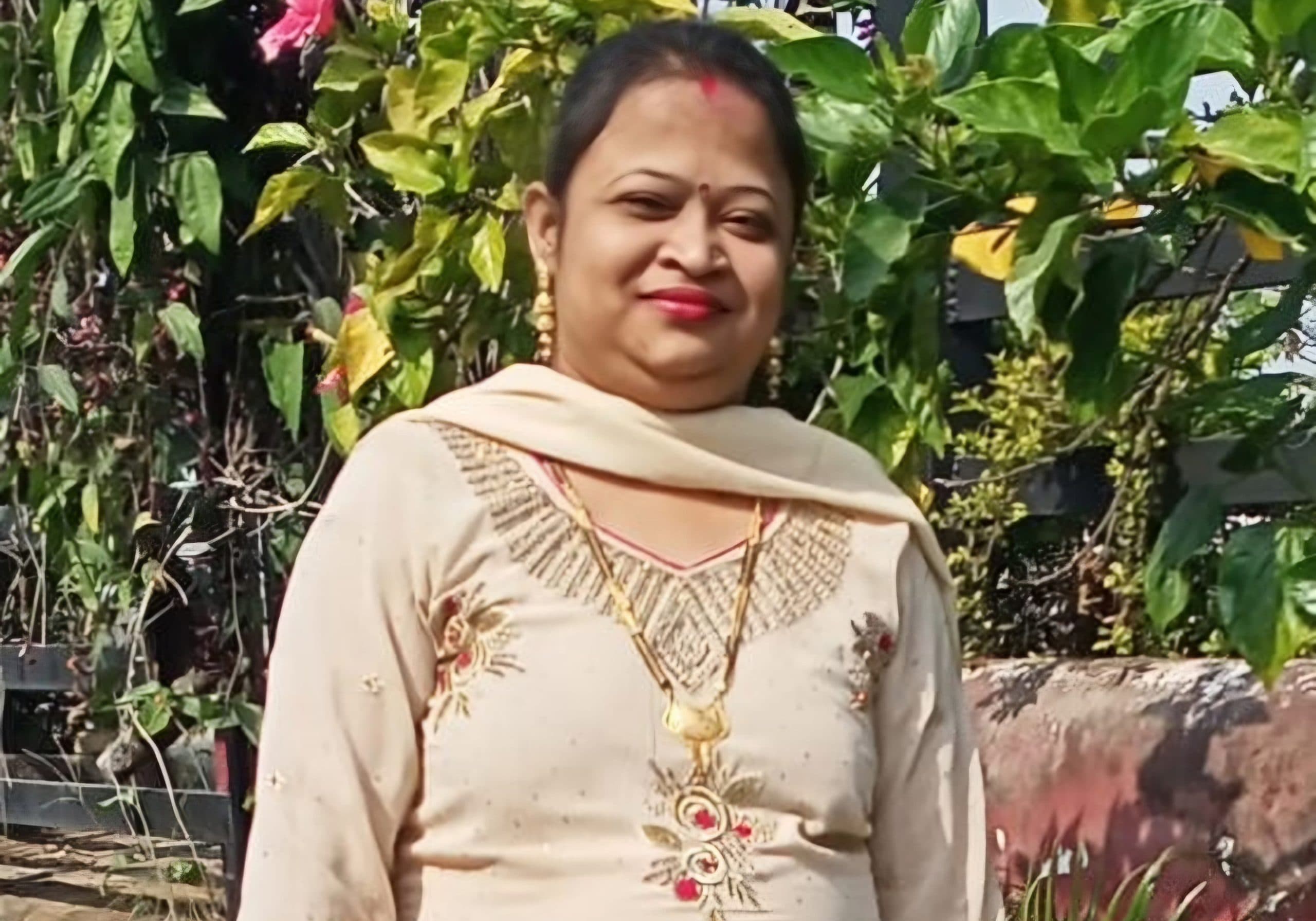 कार पलटी, महिला की मौत, पति व बच्चे घायल