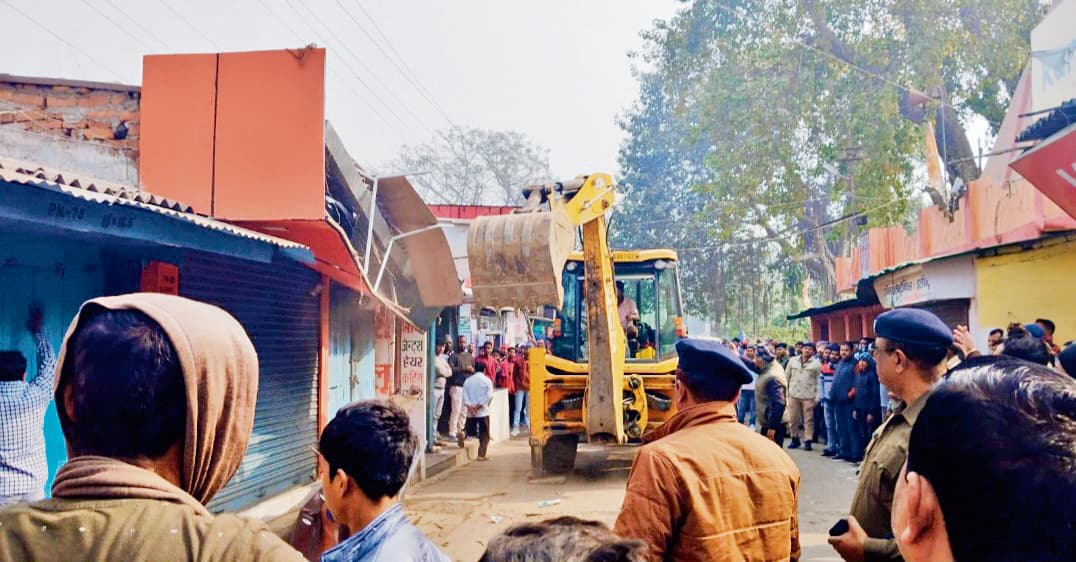 बरौनी में रेल प्रशासन ने अतिक्रमण पर चलाया बुलडोजर, पांच दुकानों को किया सील