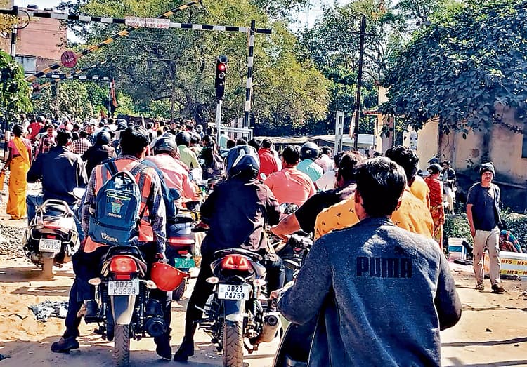 Jharsuguda News: चौकीपाड़ा में दोनों फाटक के किनारे का रास्ता रेलवे ने कराया बंद, लोगों में नाराजगी