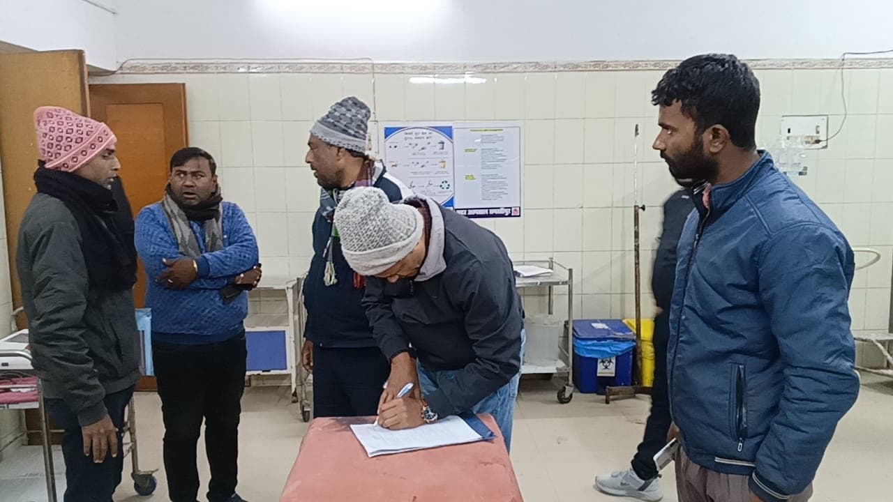 माइक्रोफाइनेंस कार्यालय में कार्यरत एक कर्मी की संदिग्ध परिस्थिति में मौत, दो की हालत नाजुक