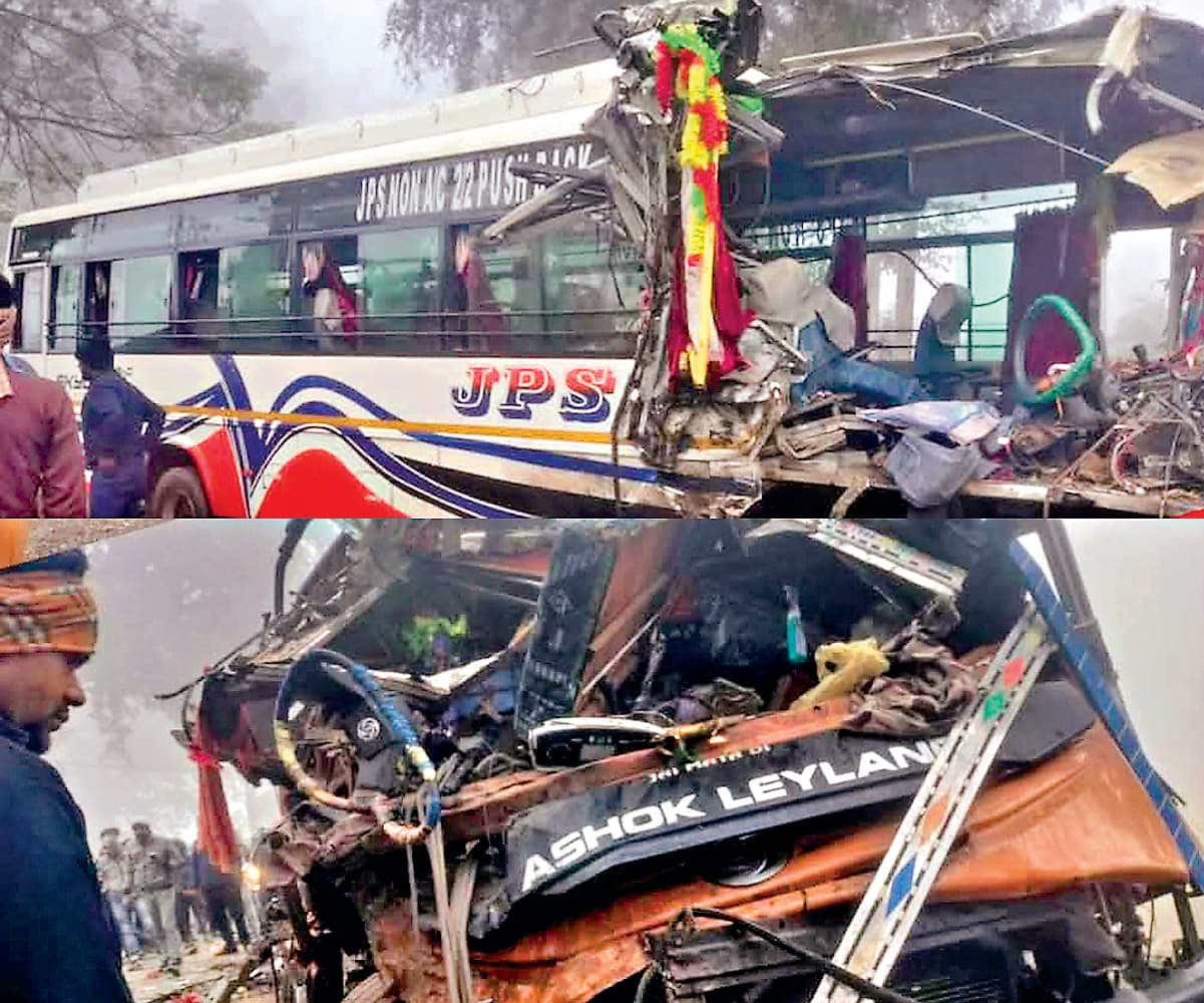 Palamu Road Accident News : कोहरे के चलते यात्रियों से भरी बस व ट्रक में टक्कर, दो की मौत, पांच गंभीर
