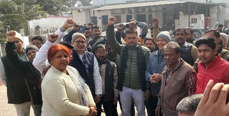 पानी पर बवाल, पब्लिक के साथ पहुंचे पार्षदों ने अधिकारियों को घेरा