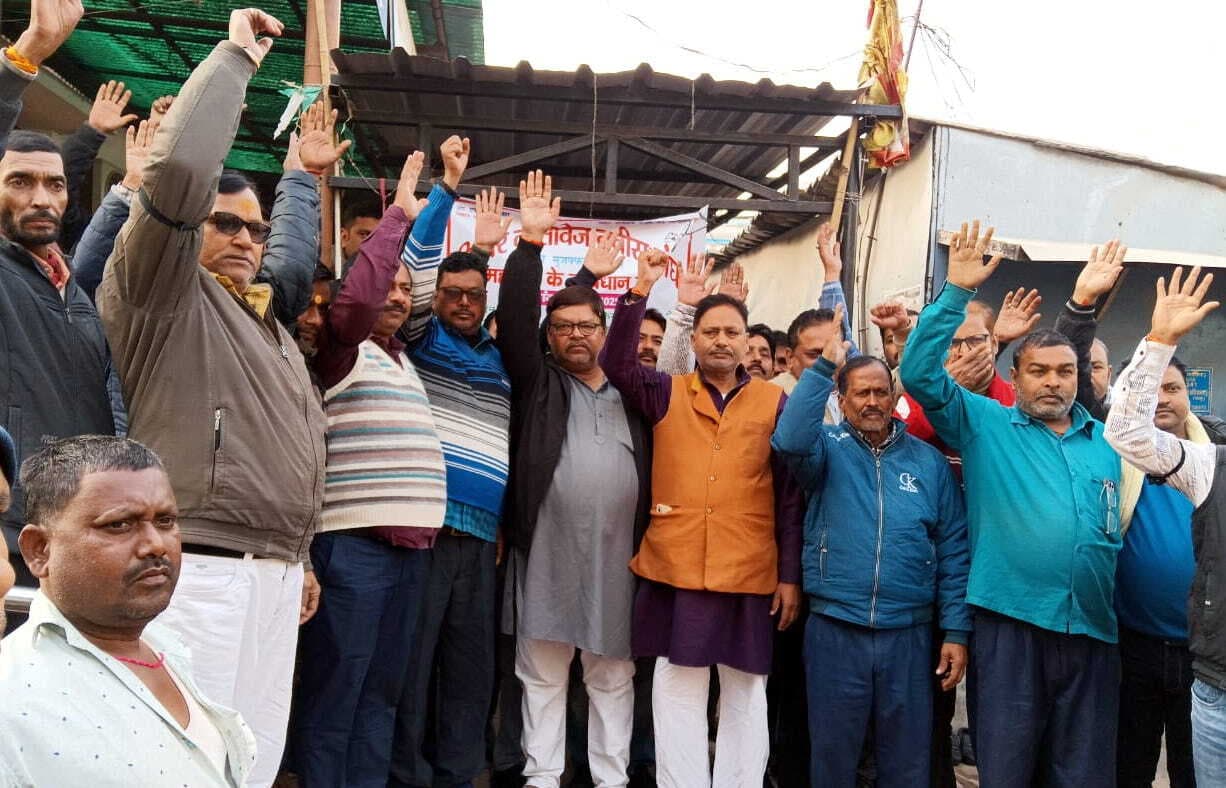 जमीन रजिस्ट्री के नये नियम से का विरोध, काला बिल्ला लगा कातिबों ने किया प्रदर्शन