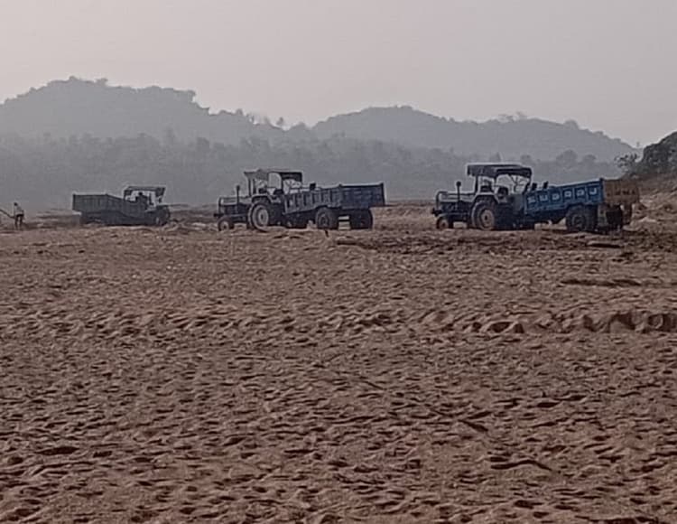 Bokaro News : खुलेआम जारी है बालू की चोरी, दौड़े रहे हैं बेलगाम ट्रैक्टर